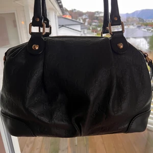 Gucci veske - nypris er 11000, den er pent brukt men har noen bruksmerker inni vesken🤍🤍