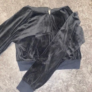 Tröja - Typ som en ”flis/magtröja” ( den är kortade än vanliga ) med två fickor i fram… betningen hur jag ska förklara hur den ser ut. Storlek m men passar på s också