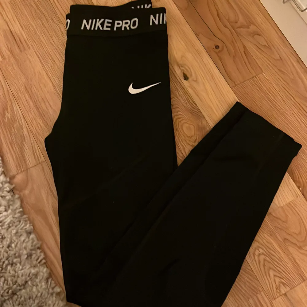 Säljer mina Nike Pro byxor som är annvända ca 5 gånger. Säljer pågrund av att dom inte kommer till användning. . Jeans & Byxor.