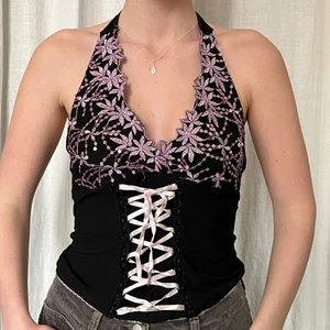 y2k unik topp - storlek: passar XS, S och M. möts upp i stockholm eller fraktar. plagget finns kvar 🖤 stretchigt material