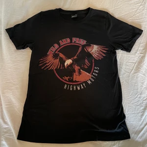 T-shirt med coolt tryck - Säljer en t-shirt från Gina Tricot i storlek XS. Den är sparsamt använd och därmed i mycket fint skick. Inga fläckar eller tecken på slitage. Betalning sker via Swish. 