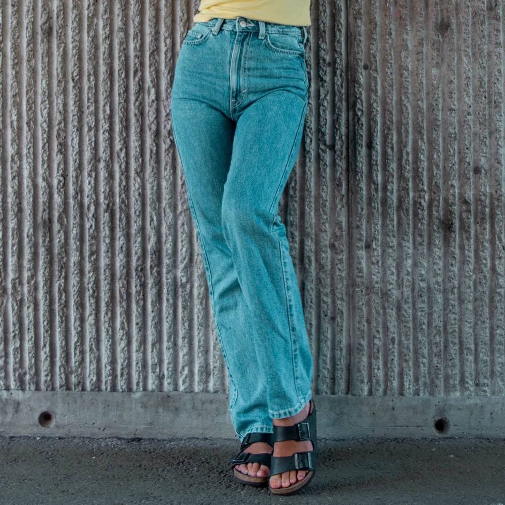 Rowe extra high straight jeans från Weekday. Klarblå, mycket bra skick. (OBS. första bilden motsvarar färgen på jeansen! De andra två bilderna har filter). Jeans & Byxor.