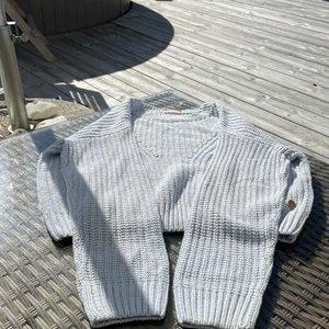 Ljus blå stickad tröja - Ljus blå stickad tröja ifrån Kappahl i storlek 146/152. Den är inte så puffig och passar bra på långa,korta armar. Den har ett brunt märke i vänstra hörnet som är ungefär 1cm brett men man kan klippa bort det! Jag säljer denna tröja för köpte Denize andvände den en sommar sedan så slutade jag att andvända den och har inte gjort, den är i bra skick och ser inte gammal ut! Kom privat för mer foton, beskrivningar,info! Du betalar för frakt 45 kr!
