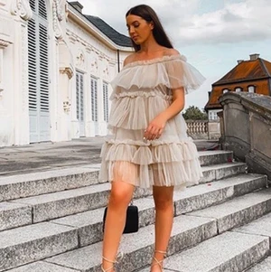 Tyllklänning, strl M - Superfin slutsåld Tyllklänning från HM i strl M, aldrig använd & ordinarie pris är 599kr. Köparen står för frakten & betalning sker via Swish!<3