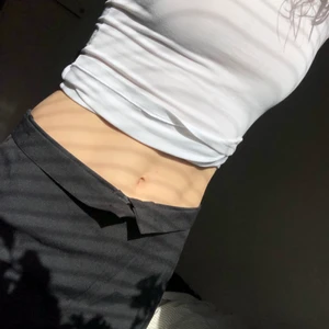 Snygga brallorrr - Coola vintage kostymbyxor. Till marken på mig som är 170 o passar mig i midjan som brukar ha 25 typ. Ganska högmidjade men går art vika ner för mer low waist🤩💘