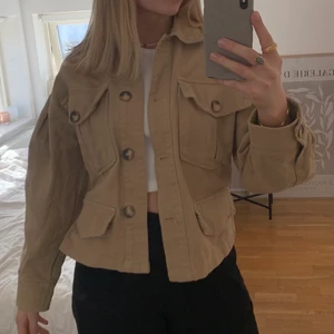 Beige vårjacka - Beige vårjacka i oversized modell! Jackan är i storlek xs men passar även m🍋🧡 Kan skicka men köparen står för frakten :)