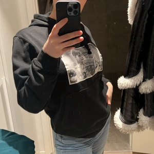 Playboy print Hofor  - Köpte från ett UF företag men då jag ej använt den så mycket så säljer ja den nu. Fortfarande mjuk och mysigt tyg inne i Hoodien 