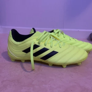 Adidas - Ett par adidas fotbollsskor i strl 37. Helt oanvända!!