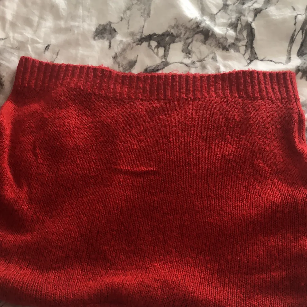Säljer den här röda stickade tröjan fån hm har it använt den så mycket säljer den 20kr plus frakt ❤️. Tröjor & Koftor.