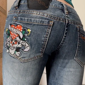 Edhardy jeans  - Lågmidjade jeans från edhardy, jag är 169 och de är bra längd på mig. Storlek 28, midjemått 76cm. Bra skick!! Älskar verkligen dessa men har redan ett par liknande