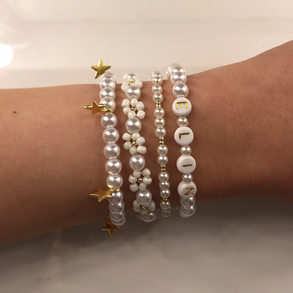 Ur snygga armband😍😍 Stjärnarmband med berlock 27kr. Stjärnarmband 27kr. Handbojor 33kr|| Vid köp av 3 frifrakt📦 frakt på 13kr💖 Har få handbojor kvar så skynda innan de tar slut!! För priser på de andra armbanden på nästa bild kika in min profil eller kontakta mig, gör efter beställning så kan designa helt fritt om du vill ha någon annan färg ex. Tveka inte att hör av er vid frågor💖💖💖. Accessoarer.