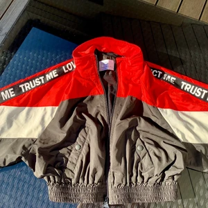 Bershka cropped bomber  - Nästan ny! Använd endast 3-4 gånger.