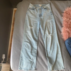 Jeans  - Ljusa baggy mom-jeans storlek S från H&M passar till allt. Endast använda 2 gånger, väldigt bra skick och stretchigt material. 