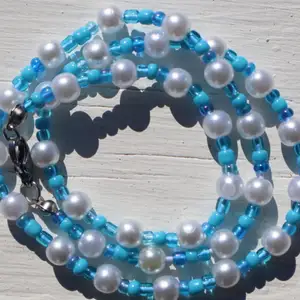 Super snyggt halsband i tre olika nyanser av blå. Perfekt till sommaren!! halsbandet är 40cm. Det tillkommer spänne och ringödlor så man kan justera det. 
