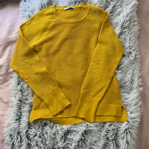 Lc Waikiki gul tröja - Använt en gång. Köpte från Turkiet i ett känd klädbutik där. Säljer för har en samma tröja hemma. Randig gul tröja storlek Xs kan ksk passa folk i S. Inte så tjock men inte heller jätte tunn. Säljer för 50kr❤️