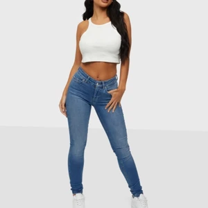 Skinny jeans från nelly - Dessa skinny jeans från nelly är använda en gång och är i bra skick. De är i storleken M/32 och är perfekts inför våren🥰 De är köpta för 449kr men jag säljer den för 300kr