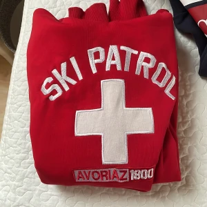 HODDIES I OLIKA MOTIV/STORLEKAR  - Säljer en blandning av hoddies som inte längre kommer till användning, dem flesta är S men det varierar. DM FÖR FLER BILDER🥰 (Pris kan diskuteras)