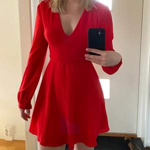 Säljer en fin röd klänning i storlek 36. Bara använd en gång, så i väldigt bra sick. Den kostar 70 kr och köparen betalar frakten. Märket är Glamorous men den är köpt på Nelly.com  