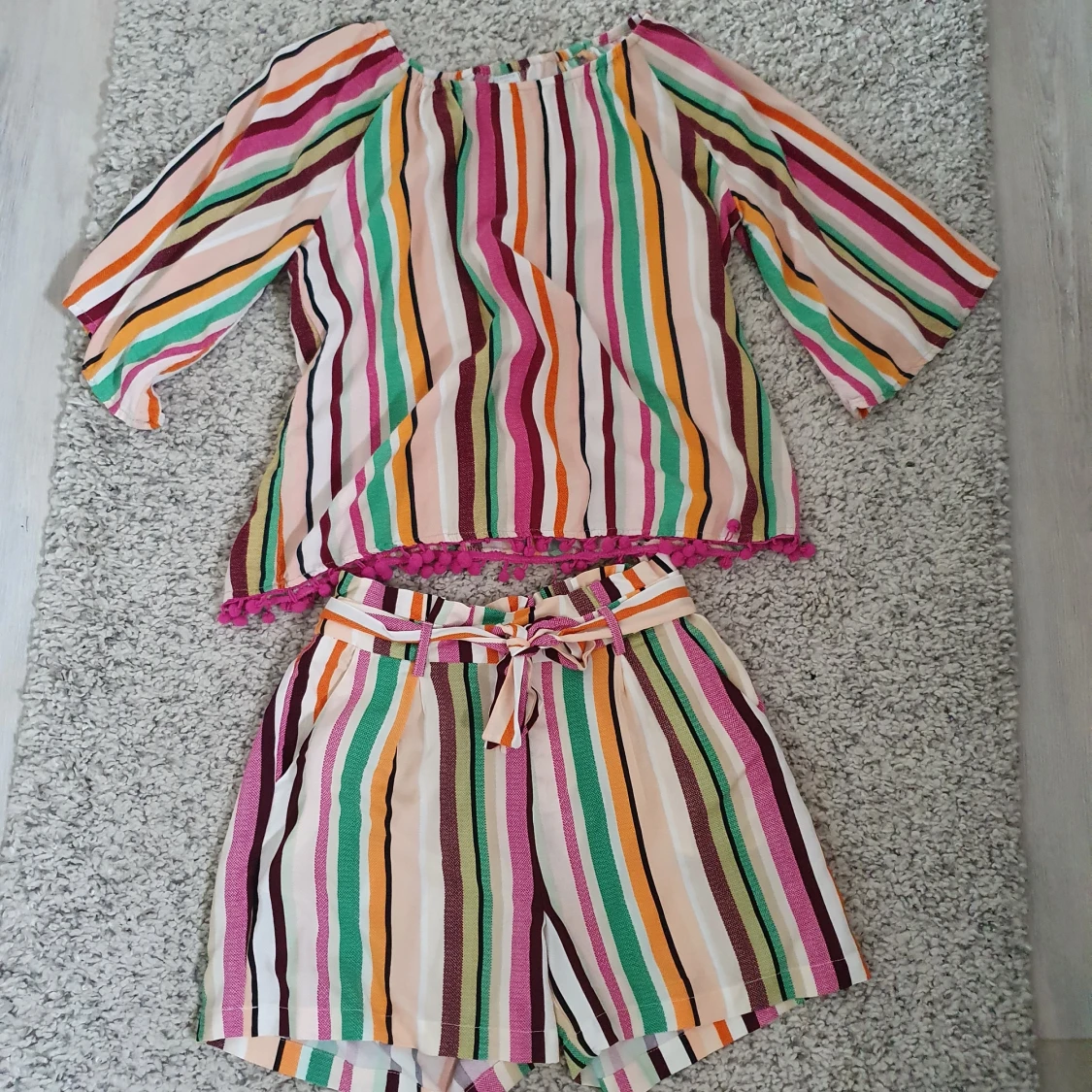 Färg glad blus med shorts