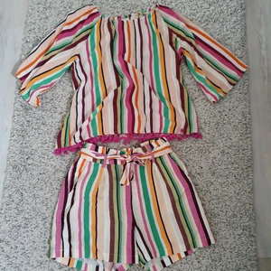 Färg glad blus med shorts - Säljer p.g.a. att jag aldrig använder den längre och den är inte min stil. Den är i bra skick men eventuellt lite skrynklig. Storleken är 158-164. Köparen står för frakt. Medela mig för fler bilder.