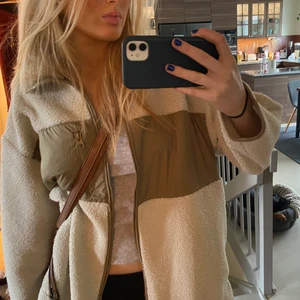 Fleecejacka ifrån hm!  - Supermysig och fin jacka ifrån hm! Passar perfekt nu till våren 💗💓💞 den sitter som en M men beror på hur man vill att den ska sitta💘