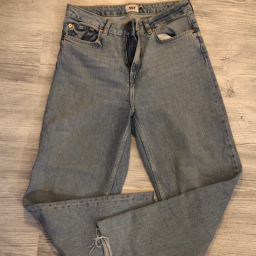 Säljer dessa utsvängda jeans från lager 157, använda 1-2 gånger då jag inte passar i blåa jeans. . Jeans & Byxor.