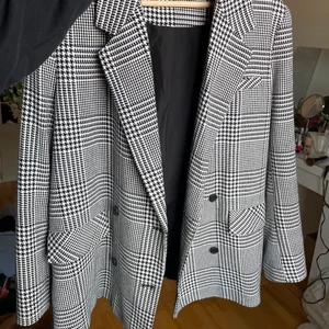 Rutig blazer! - Superfin svartvit rutig blazer i storlek 40, men som passar mig som vanligtvis har S eller M beroende på hur oversized jag vill ha!😍 sitter oversized på mig! Passar till vardags och fest! 200 + frakt 🚚❤️