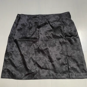 Kjol med en slit över låret - Knappt använd, vet inte från vilket företag den kommer ifrån 