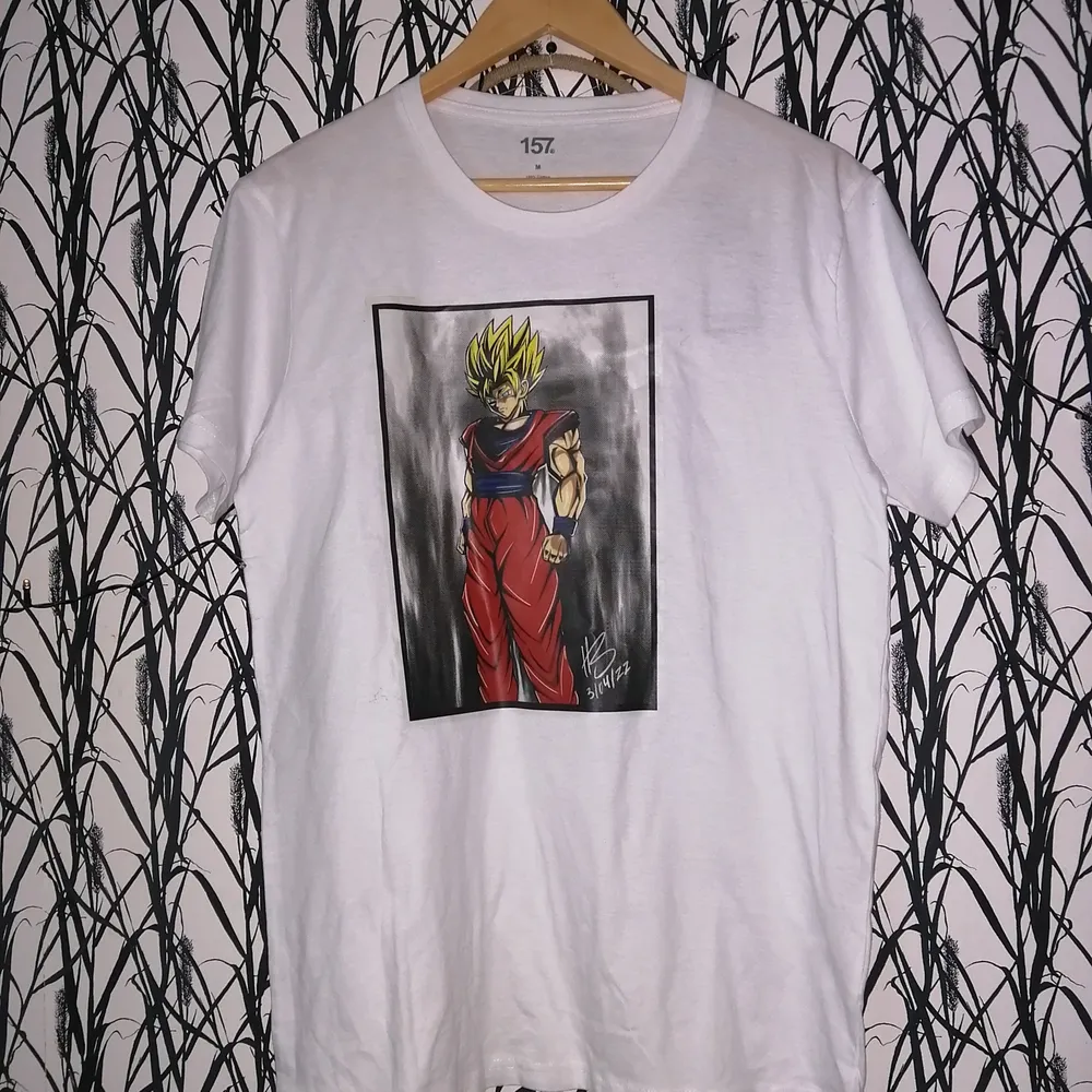 Denna t-shirt har ett eget illustration, inspirerad av den kända karaktär GOKU. . T-shirts.