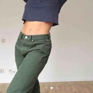 Levis Jeans - (FORTFARANDE TILL SALU). SUPER snygga Levi’s 501 jeans som jag älskar bara att de har blivit lite för små 😓 första bilden är lånad från när jag köpte dem på plick. Jag är 167 och dem är  perfekt i längden enligt mig, nästan lite långa ! Köparen står för frakt 🚚 