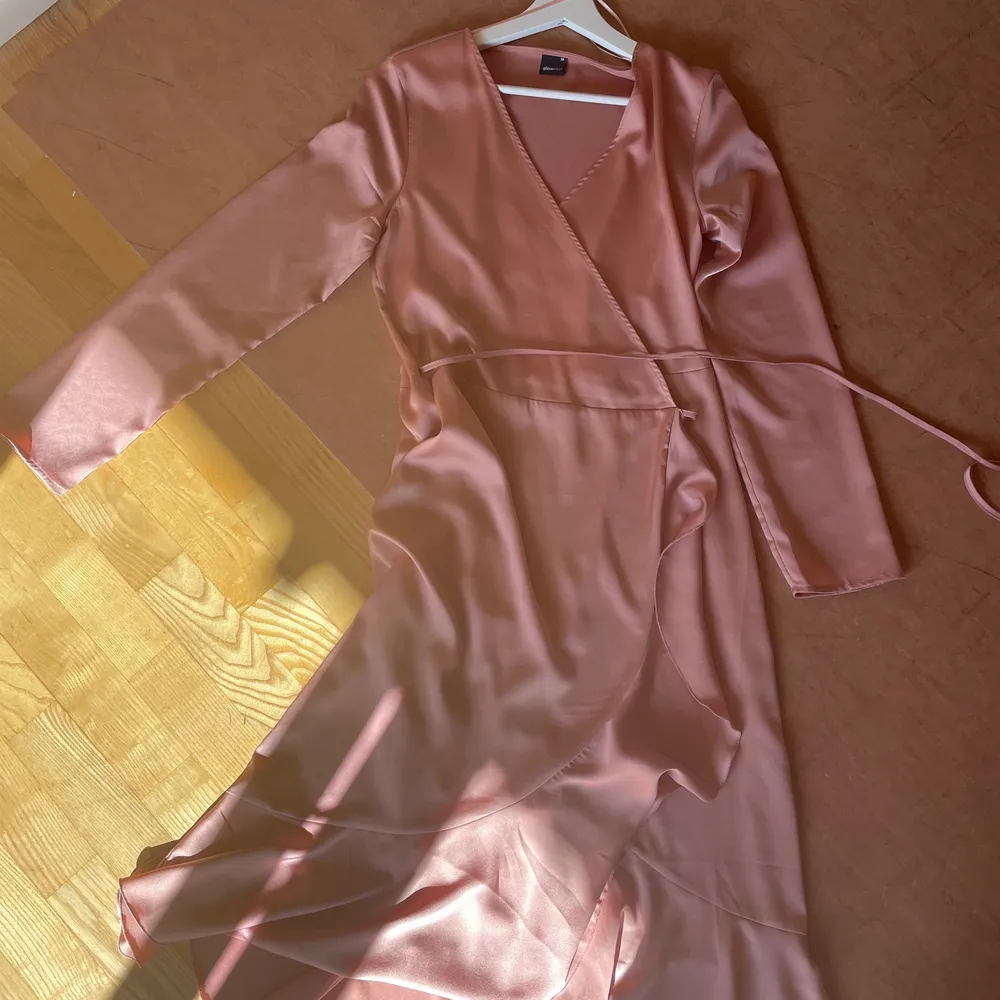 Säljer denna fina rosa långklänning från Gina tricot, storlek 38. Fint skick! 💞✨ 250kr + 50kr frakt . Klänningar.