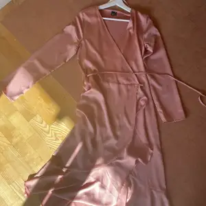 Säljer denna fina rosa långklänning från Gina tricot, storlek 38. Fint skick! 💞✨ 250kr + 50kr frakt 