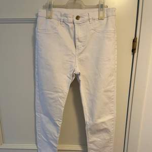 Säljer vita jeans från H&M. De kommer från barnavdelningen och är i strl 170. De är helt vita och har inga fläckar eller missfärgningar. Betalning sker via Swish. 