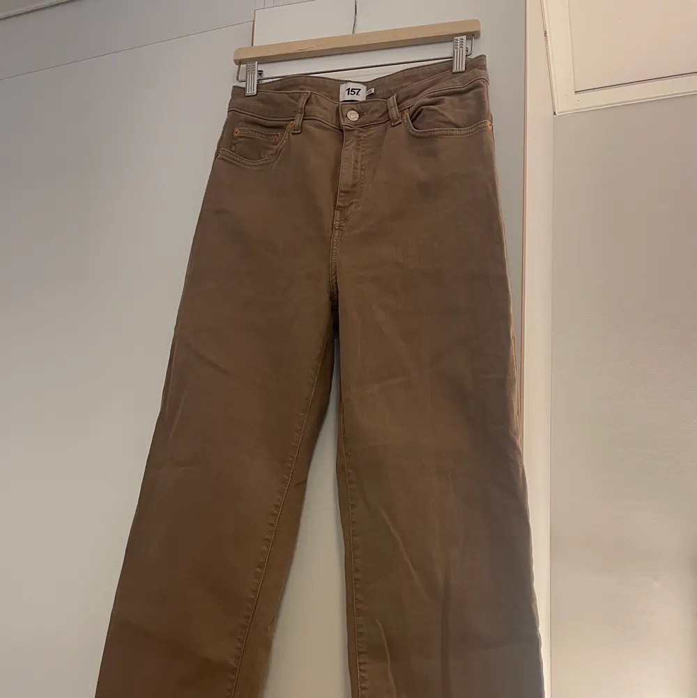 Säljer dessa jättesnygga ljusbruna jeans från lager157 i modellen ”Lane”, de är highwaisted och är en rak modell! . Jeans & Byxor.