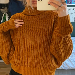 Stickad tröja  - Brun/orange stickad tröja. Skulle säga storlek S. Använd men i bra skick. Köpare står för frakt 🍊