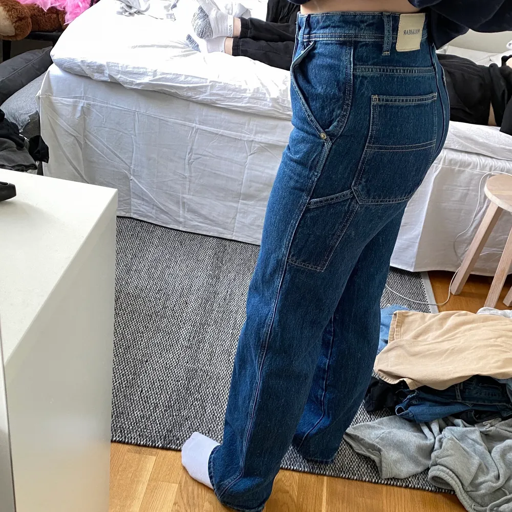 Säljer dessa slutsålda jeans från PULL&BEAR då dom tyvärr sitter lite tight på mig😊 Jag är 163 cm och jeansen är strl 34. Jeans & Byxor.