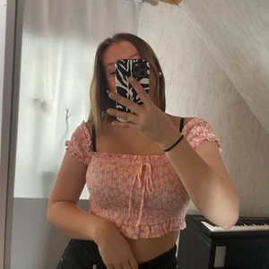 Somrig topp - En fin somrig topp från Zara köpt förra sommaren, i storlek S. Använd ungefär 2 gånger. Säljer eftersom den är lite liten för mig. 150 kr + 66 kr frakt