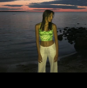 Linnebyxor  - Supersnygga low-waist vita linnebyxor! Strl 32, men passar mig bra som har 36/38. Passar också mindre då man kan dra åt de i midjan. Säljer då jag tycker de är för korta på mig som är ca 175. Vill helst byta mot några andra lite längre vita linnebyxor. Annars säljer jag! 