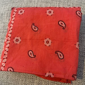 Bandana  - Säljer en rosa bandana 