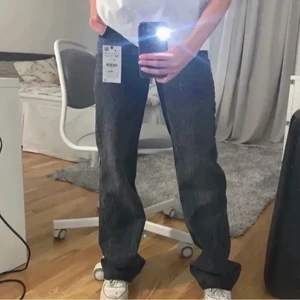 Zara jeans - Zara jeans i storlek 34, helt ny och oanvänd , prislapp sitter kvar. Så populära och helt slutsålt på hemsidan. 💕🥰💓