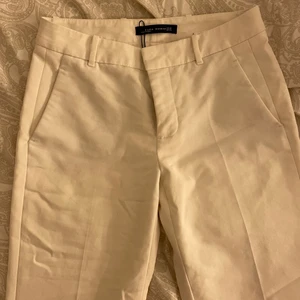 Zara kostymbyxor  - Vitta kostymbyxor från zara använda 1 gång passar inte längre. Orginalpris 359