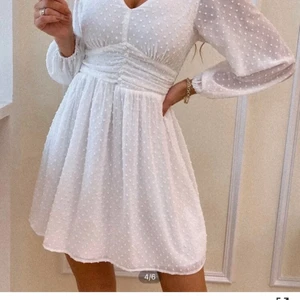 Studentklänning  - En superfin vit klänning från SHEIN som jag hade tänkt att ha till studenten men inte kan då den är tight vid bysten. Storlek L men hade sagt mer som en M🥰