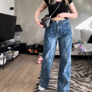 Blåa jeans  - Säljer dessa näst intill oanvända jeansen från nakd. Fin ”spräcklig” färg💙💙 jag har fäst en extraknapp då de är för stora i midjan för mig. Båda knapparna går att använda. Storlek 38