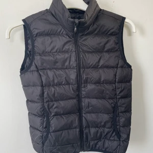 Svart väst  - Väldigt användbar svart barn väst med fickor! Fint skick! 