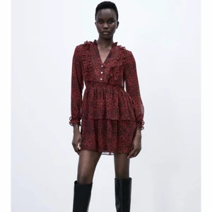 Röd klänning  - Säljer den här röda klänningen på zara, eftersom den är för liten på mig