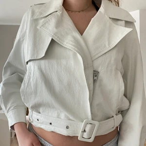 Vit bikerjacka - Vit bikerjacka i läderimitation från Zara. Strl M. I bra skick. Det är en tunn jacka som passar perfekt till sen vår och sommar!