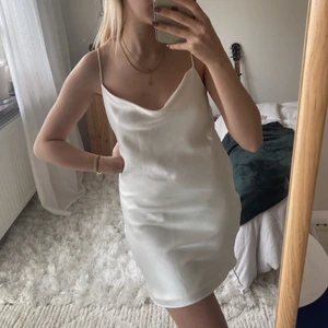 Vit satinklänning - Säljer min superfina vita satinklänning från ZARA! Jättefin men har tyvärr inte kommit till användning. Storlek XS & endast använt en gång❤️‍🩹