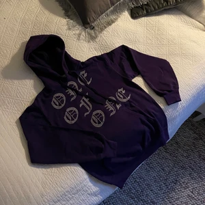 Purple OG Hoodie - One of One Hoodie Limited Edition , storlek S, var för liten för mig. Buda på pris