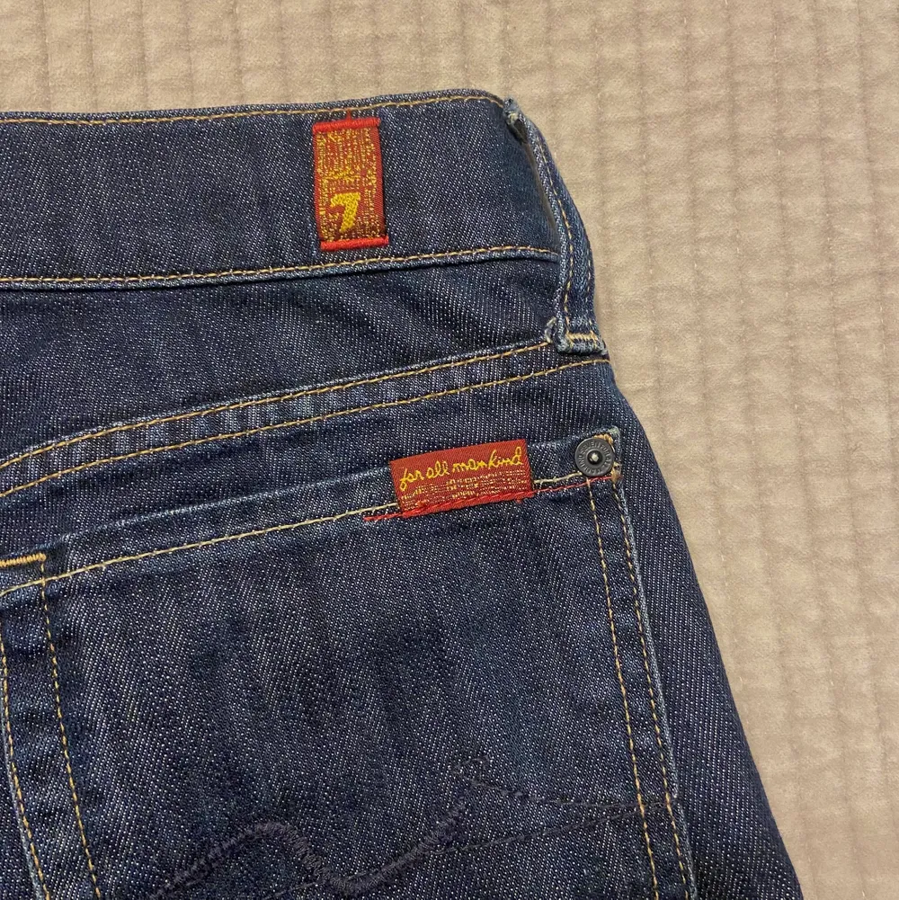 Superfina lågmidjade jeans från 7 for all mankind. Skulle säga att de passar någon som är 160-163. . Jeans & Byxor.