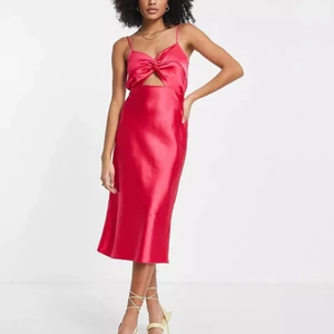 Rosa midiklänning  - Säljer min sjukt snygga midiklänning från Asos!               Köpte den till en studentskiva men passar inte riktigt som jag vill. (Storlek 32 men är lite för stor i midjan - jag har midjemåttet 62 cm)                                                                Jag kan mötas upp i Stockholm eller frakta!